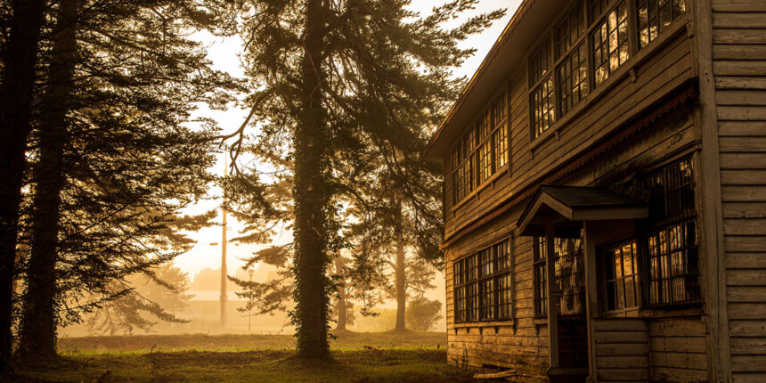 朝霧に包まれる夜明けの廃校舎