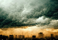 霞んだ街と雷雲