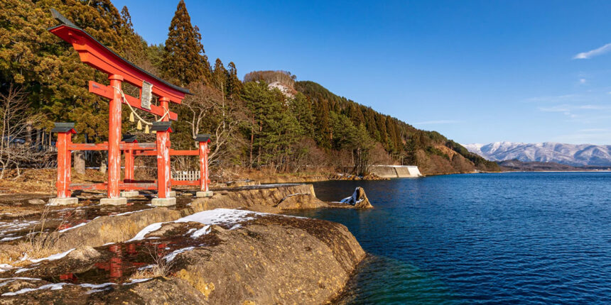 御座石神社の鳥居と田沢湖